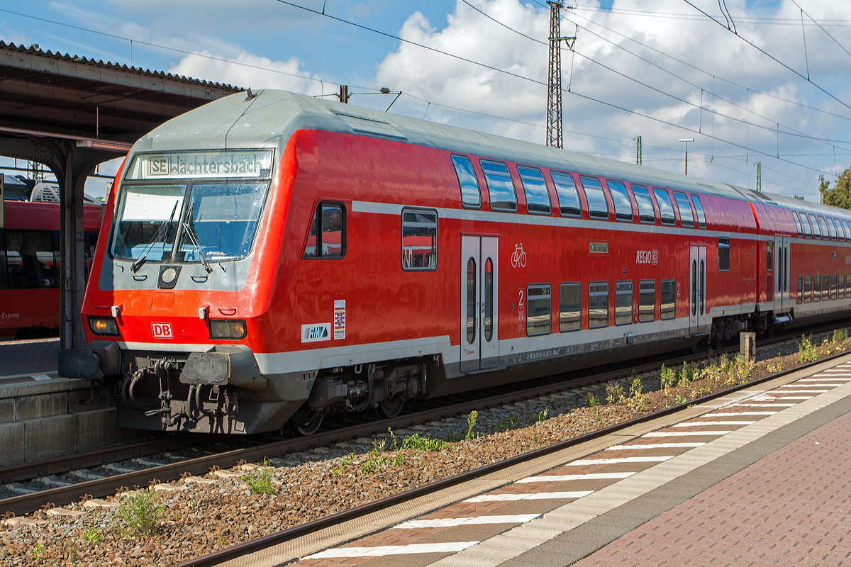 Doppelstock-Steuerwagen der 2. Klasse (DoSto-Steuerwagen) D-DB 50 80 80-35 312-3 DBbzfa 761 der DB Regio Hessen am 27.08.2014 im Hbf Hanau mit dem SE nach Wchtersbach.

Der Wagen wurde 1995 von der Waggonbau Grlitz/ Deutsche Waggonbau AG (DWA), Werk Grlitz, gebaut. Aktuell (im Jahr 2016) vom AW Wittenberge in die Gattung DBpbzfa 761.9 umgebaut.

TECHNISCHE DATEN der Gattung DBbzfa 761: 
Spurweite: 1.435 mm
Lnge ber Puffer:  27.270 mm
Wagenkastenlnge:  26.660 mm
Wagenkastenbreite: 	2.784 mm
Hhe ber Schienenoberkante: 4.631 mm
Drehzapfenabstand: 20.000 mm
Achsstand im Drehgestell: 	2.500 mm
Drehgestellbauart:  Grlitz VIII
Leergewicht:  49 t (DBpbzfa 761.9 – 50 t)
Hchstgeschwindigkeit:  140 km/h
Bremsbauart: 	KE-PR-A -mZ (D) 
Sitzpltze in der 2. Klasse: 101 (DBpbzfa 761.9 – 90 Pltze)
Toiletten: 	1, behindertengerecht, geschlossenes System
Hersteller: 	Deutsche Waggonbau AG (DWA), Werk Grlitz 
Baujahre: 1992 bis 1993
Gebaute Anzahl: 100
Bemerkungen: 1 Mehrzweckabteil; uneingeschrnkt dieselloktauglich
