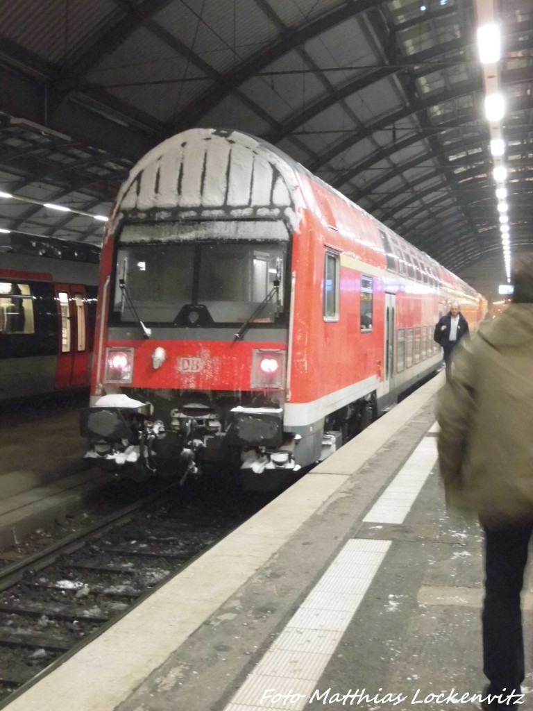 Doppelstocksteuerwagen mit Verschneiter und vereister Front im Hallenser Hbf am 7.1.16