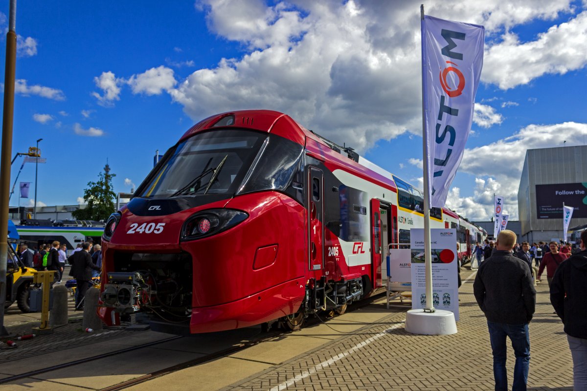 Doppelstockwagen bieten eine hohe Fahrgastkapazitt, allerdings ist es in doppelstckigen Triebwagen mitunter schwierig, die ntige Antriebstechnik unterzubringen. Mehrere Hersteller entwickeln daher in jngerer Zeit  Anderthalbdecker , die teilweise einstckige Wagen fr die Unterbringung von Gerten auf dem Dach oder im Unterboden besitzen. Bei Alsthoms Konzept  Coradia Stream HC  sind es die Mittelwagen, in denen der Antrieb untergebracht ist. Der erste Kunde fr diesen Fahrzeugtyp ist die luxemburgische Staatsbahn CFL, deren Triebzug 2405 auf der InnoTrans ausgestellt war.