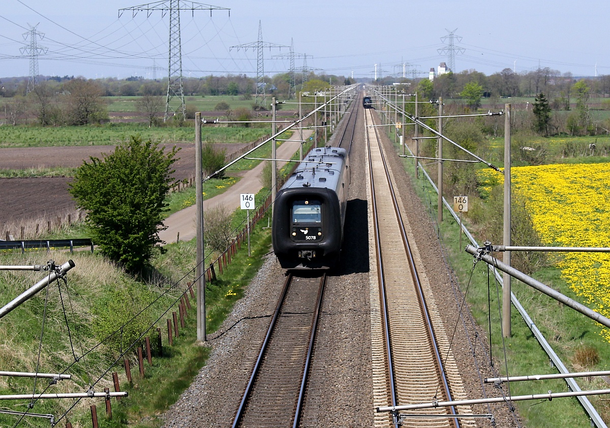 Doppelt hält besser...rechts der DSB IC3 MFA/FF/MFB 50/54/5288 als IC 386 nach Aarhus und links der IC3 MFA/FF/MFB 50/54/5278 als IC 1185 nach Hamburg Hbf. Lürschau 07.05.2017