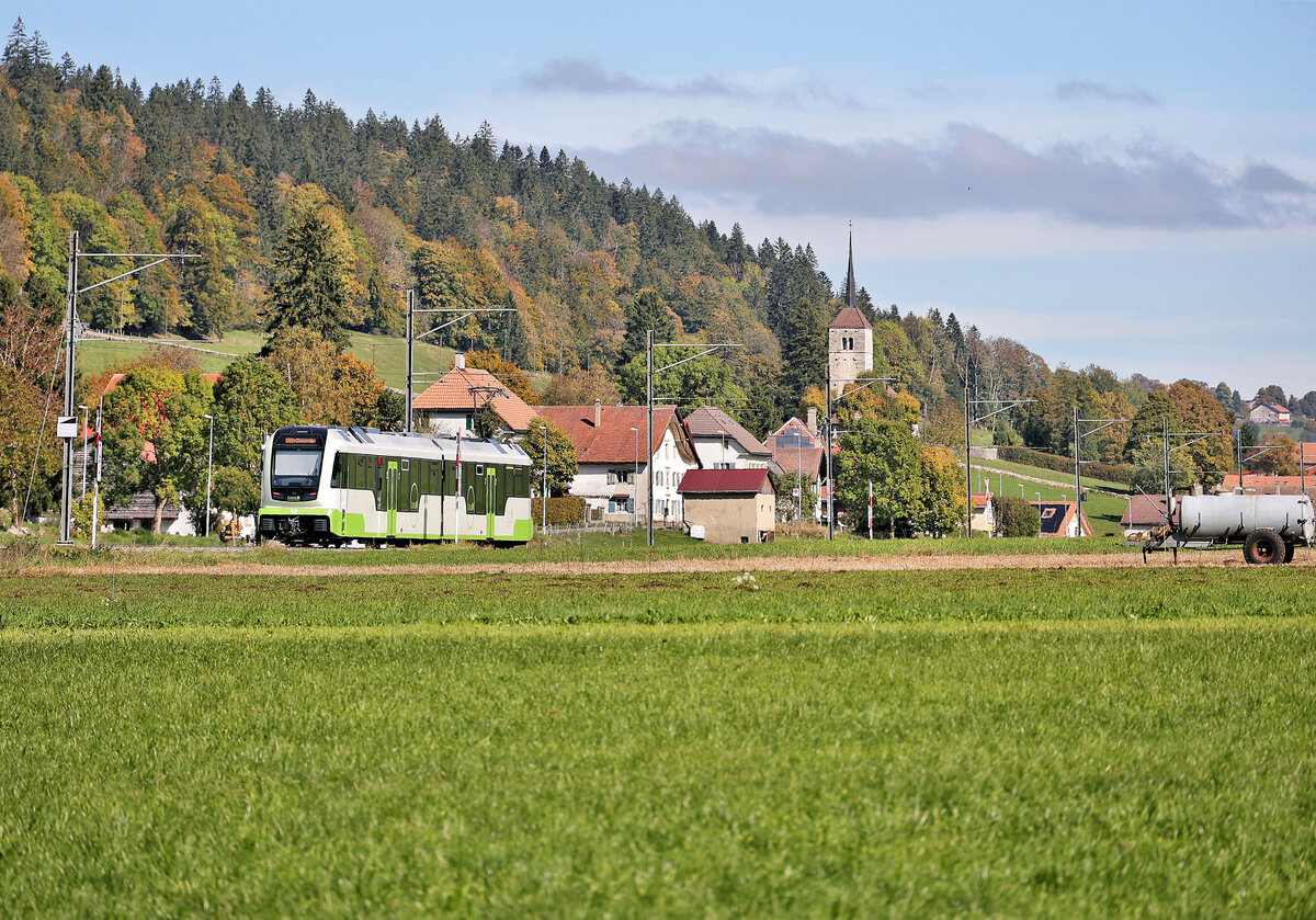 Doppeltriebwagen ABe 4/8 10 nähert sich La Sagne Église. Die Kirche steht also nicht im Dorf, sondern eine kurze Bahnfahrt entfernt... 7.Oktober 2025 