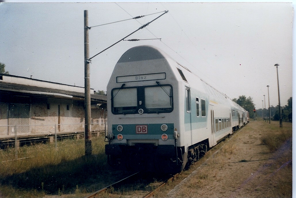 Dostos von Lietzow nach Binz im Kreuzungsbahnhof Prora.