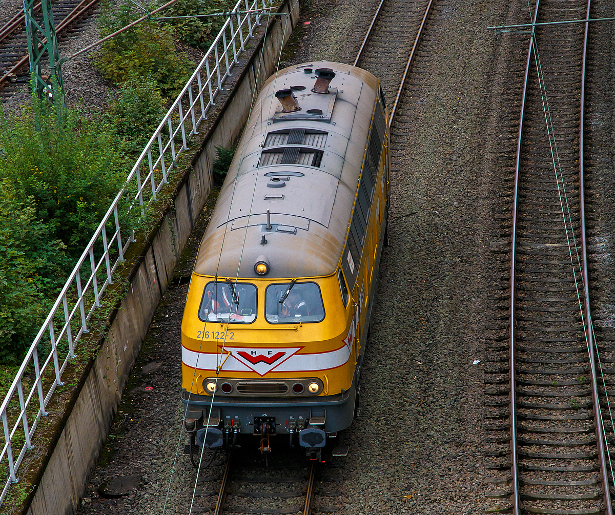 
Draufsicht - Die Wiebe Lok 10 - 216 122-2 (ex DB V160 122 ab 1968 DB 216 122-2), fährt am 26.09.2020 vom Rbf Betzdorf (Sieg) in Richtung Wissen.

Die V 160 wurde 1967 bei Deutz unter der Fabriknummer 58144 gebaut. Sie hat die NVR-Nummer 92 80 1216 122-2 D-BLP (BLP Wiebe Logistik GmbH gehört zur H.F. Wiebe Guppe). Die Baureihe 216 ist die erste Variante der V 160-Familie.