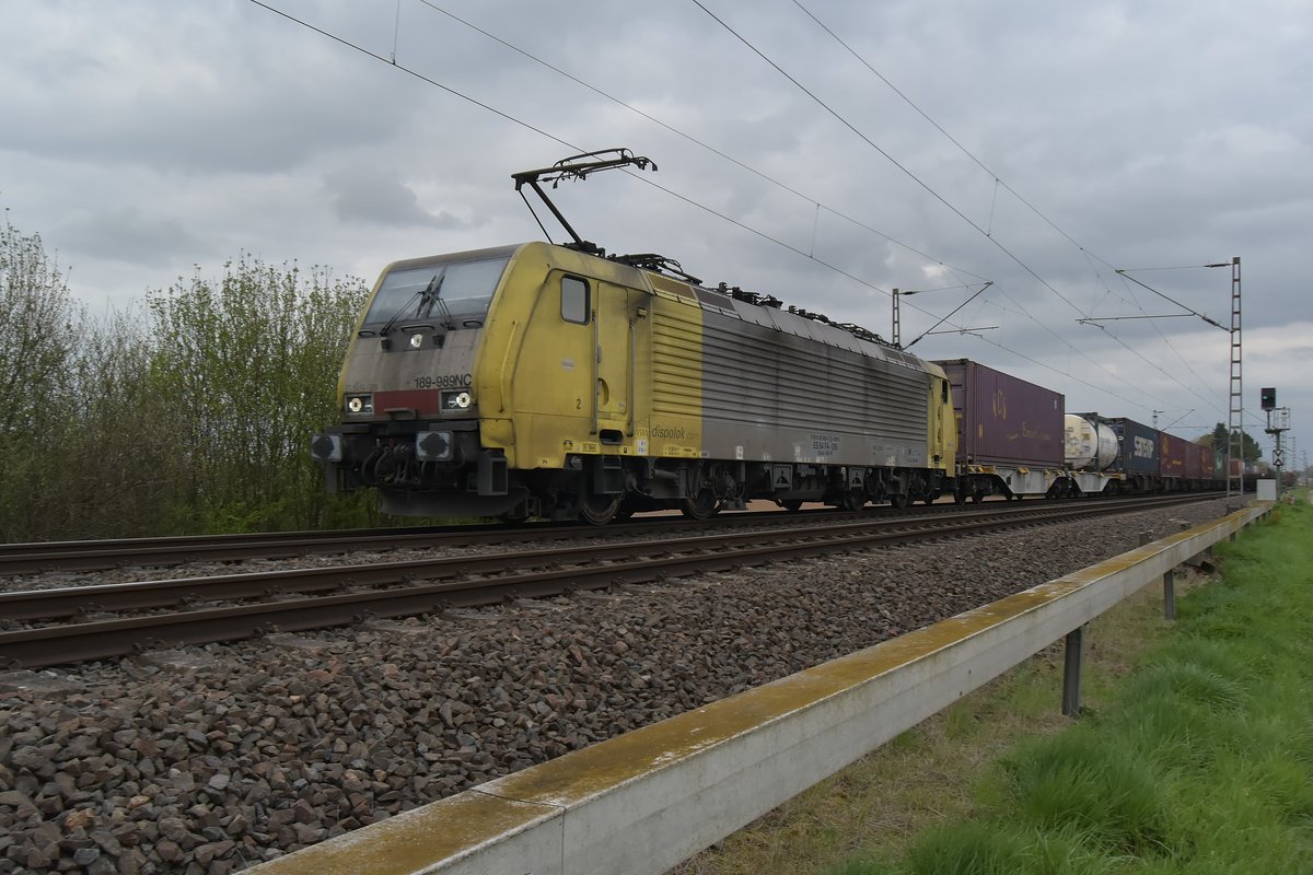 Dreckspatz gen Rotterdam, die 189 989NC kommt bei Gubberath mit einem Kastelzug vor meine Linse gefahren. Abend des 5.4.2017