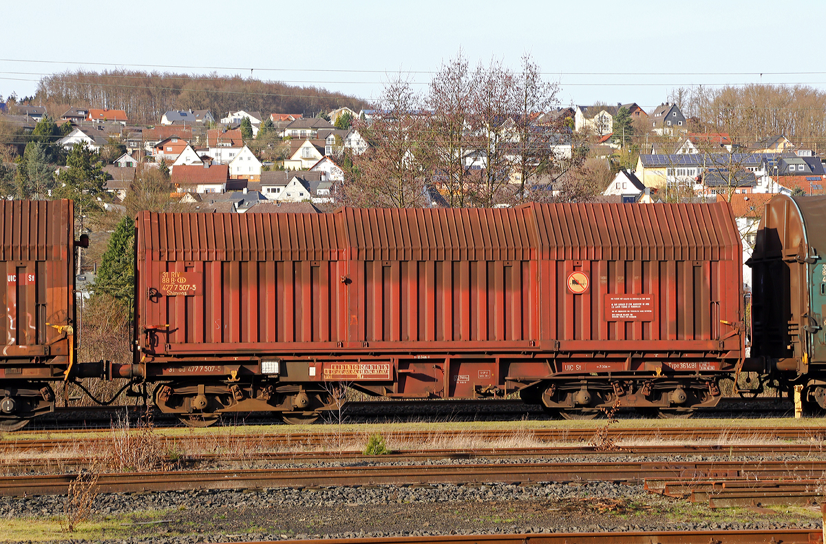 Drehgestellflachwagen fr Coiltransporte mit vier Radstzen, verschiebbaren Teleskophauben und Lademulden, RIV 31 88 4777 507-5 B-B, der Gattung Shimmns Typ 3614 B1 der SNCB Logistics (B-Cargo) hier am 18.01.2015 in Scheuerfeld/Sieg.

Technische Daten:
Achsanzahl: 4
Lnge ber Puffer: 12.040 mm
Gesamtbreite: 3.126 mm 
Hhe: 4.110 mm
Drehzapfenabstand: 7.000 mm
Achsabstand im Drehgestell: 1.800 mm
Lademulden: 5
Hchstgeschwindigkeit: 120 km/h (leer) / 100 km/h (beladen)
Maximales Ladegewicht: 67,3 t
Eigengewicht: 22.780 kg