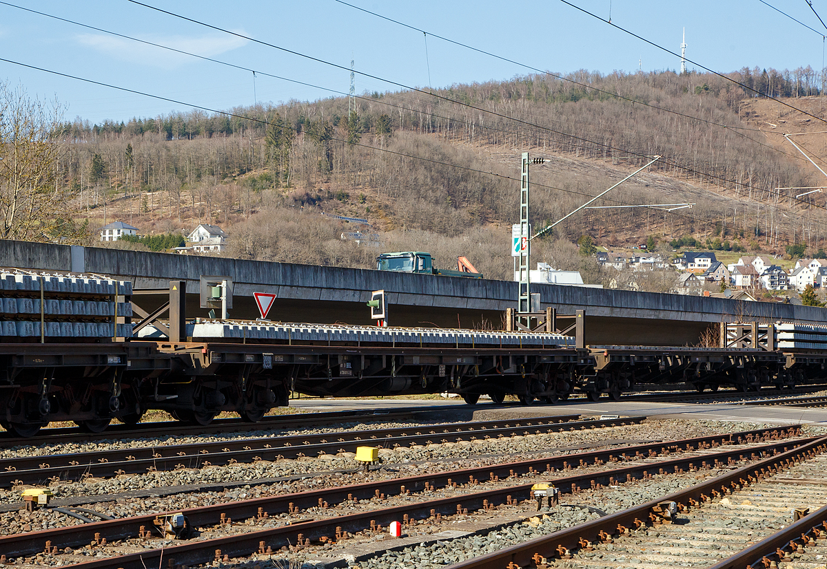 Drehgestellflachwagen für Schwellen 37 80 4726 011-2 D-BBL (P)  der Gattung Slps ein Privatwagen der BBL Logistik GmbH am 24.03.2021 im Zugverband bei der Durchfahrt Richtung Köln auf der Siegstrecke (KBS 460) in Niederschelden. 

Zwischen den einzelnen Wagen können im Baubetrieb Überfahrbrücken, für die Schwellen-Portalkrane vom Umbauzug, eingelegt werden. So können dann die Portalkrane über den ganzen Schwellenzug fahren, um Schellen zu entnehmen bzw. Alt-Schwellen wieder anzulegen,

TECHNISCHE DATEN:
Spurweite: 1.435 mm
Länge über Puffer: 20.700 mm
Drehzapfenabstand: 15.700 mm
Radsatzstand in den Drehgestellen: 1.800 mm
Eigengewicht: 27.050 kg
Maximales Ladegewicht: 52,9 t (ab Streckenklasse C)
Max. Geschwindigkeit: 100 km/h 
kleinster befahrbarer Gleisbogenradius: R 75 m (bei eingelegten Überfahrbrücken R 170 m)
Bremse: KE-GP-A
Bremssohle: IB 116
Verwendungsfähigkeit: RIV
