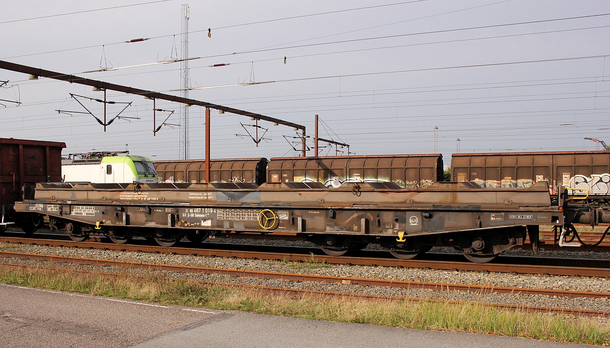 Drehgestellflachwagen mit 6 Achsen der Gattung Sahmms-t 710 registriert unter 3180 4871 019-4, Pattburg 03.09.2020