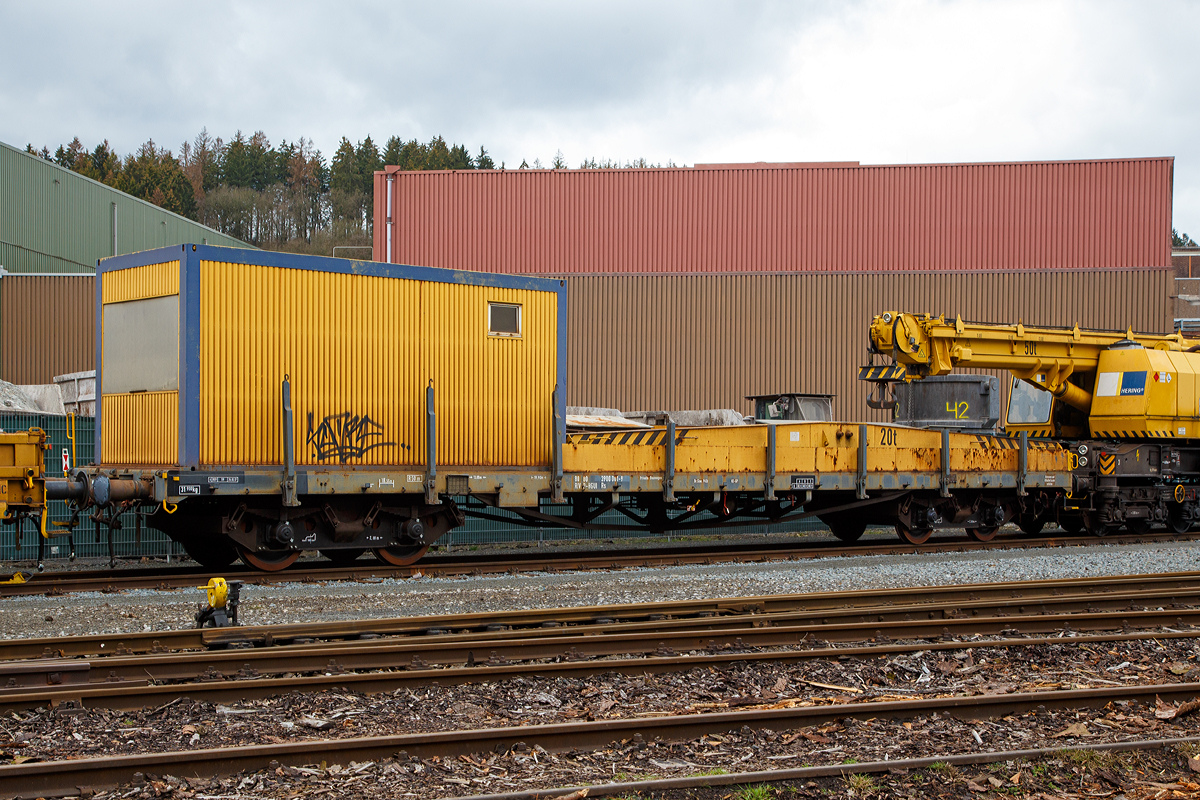 Drehgestellflachwagen mit Rungen als Schutzwagen 80 80 3900 001-9 D-HGUI (Gattung Rs) zum 50t-KIROW-Schienenkran TELVAR 50-1 der Hering Bau (Burbach),  Schweres Nebenfahrzeug Nr. 97 82 35 5019-1, beladen u.a. mit der 20t Traverse, abgestellt am 09.03.2019 in Siegen-Eintracht auf dem Gelnde der KSW Kreisbahn Siegen-Wittgenstein GmbH.

TECHNISCHE DATEN:
Spurweite: 1.435 mm
Lnge ber Puffer: 19.900 mm
Drehzapfenabstand: 13.000 mm
Achsabstand im Drehgestell: 2.000 mm
Laufraddurchmesser: 1.000 mm (neu)
Lnge der Ladeflche: 18.500 mm
Hchstgeschwindigkeit: 100 km/h 
Eigengewicht: 31.900 kg
Maximale Ladegewicht: 48,1 t (ab Streckenklasse C)
Kleinster bef. Gleisbogenradius: R 50 m
Bremse: KE-GP
