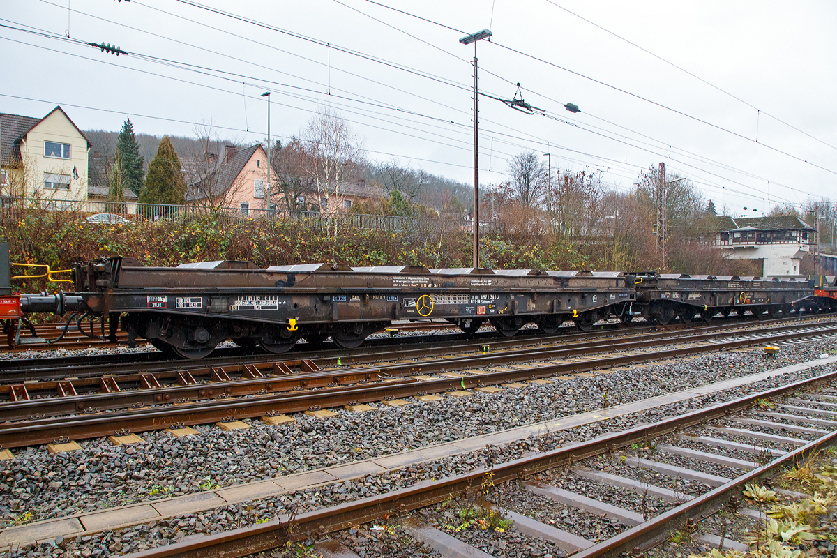 Drehgestellflachwagen mit sechs Radstzen, mit Lademulden fr Coiltransporte (Blechrollen) der Gattung Sahmms-t 710, Nummer 31 80 4871 341-2 RIV D-DB der DB Cargo Deutschland AG, am 08.12.2018 bei einer Zugfahrt in Kreuztal.

Auf den eigentlichen Drehgestell-Flachwagen ist ein Ladegestell aufgesetzt, im dem sich 7 Lademulden fr Coils befinden. Bei Bedarf kann das Ladegestell abgehoben werden und der Wagen kann so fr andere Gter verwendet werden.

Technische Daten:
Spurweite: 1.435 mm
Anzahl der Achsen: 6 in zwei Drehgestellen
Lnge ber Puffer: 16.400 mm
Drehzapfenabstand: 8.400 mm
Achsabstand im Drehgestell: 3.400 (2  1.700) mm
Gesamter Radsatzstand: 11.800 mm
Ladelnge: 15.000 mm
Ladebreite in den Mulden (Sahmms-t): 2.450 mm
max Coil-: 2.200 mm
Hchstgeschwindigkeit: 100 km/h (beladen) /120 km/h (leer)
Maximales Ladegewicht: 84,5 t (Streckenklasse CE oder hher)
Eigengewicht: 35.200 kg
Achslast: 20 t
Kleinster bef. Gleisbogenradius: 80 m
Bauart der Bremse: KE-GP
Handbremse: Fbr  