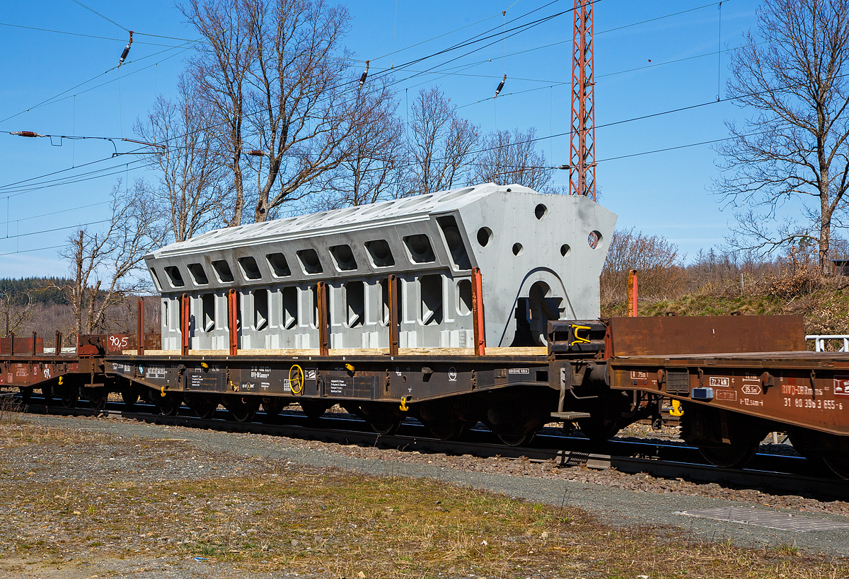 Drehgestellflachwagen mit sechs Radsätzen, mit Rungen, Stirnwandklappen und klappbaren Ladeschwellen, jedoch ohne Seitenwandklappen, 31 80 4862 872-7 D-DB, der Gattung Samms 710, der DB Cargo AG beladen mit einem Kurbelgehäuse-Gußrohling für einen V18-Zylinder-Großdieselmotor, am 31.03.2021 im Zugverband bei einer Zugdurchfahrt in Rudersdorf (Kr. Siegen).

Zwischen 1964 und 1977 beschafft die DB insgesamt 3.850 Drehgestell-Flachwagen für die Beförderung schwerer Walzprofile oder anderer sperriger Güter sowie schwerer Kettenfahrzeuge. 

Der Wagen hat pro Längsseite sechs Einsteckrungen und je zwei Fallrungen an den Stirnseiten, die die 435 mm hohen, umklappbaren Stirnwandklappen sichern. Im mit Kiefernbohlen bedeckten Fußboden (er kann einen Raddruck bis 5,0 Tonnen aufnehmen) sind sechs geteilte, klappbare Ladeschwellen integriert. Für die Be- und Entladung schwerer Fahrzeuge sind an den Wagenenden Stützböcke und Überfahrkonsolen vorhanden. Der Wagen dient mit aufgeklappten Ladeschwellen zur Beförderung von schweren Walzprofilen und anderen sperrigen Gütern.

Die Wagenbrücke ist eine in Rahmenbauweise ausgeführte Schweißkonstruktion, deren Hauptbauteile aus St 52 bestehen. Die Hauptbelastungen werden von den äußeren Langträgern aus IP 550 aufgenommen. Die Pufferträger sind so ausgebildet, dass später ohne große Änderungen die AK eingebaut werden kann.

Die bodenbedienbare Feststellbremse wirkt nur auf ein Drehgestell. Der Wagen hat eine geteilte Zugeinrichtung und Hochleistungspuffer.

TECHNISCHE DATEN:
Gattung: Samms 710 (Gattungskennzahl 4862)
Spurweite: 1.435 mm (Normalspur)
Länge über Puffer: 16.400 mm
Drehzapfenabstand: 8.400 mm
Radsatzstand in den Drehgestellen: 2 x 1.700 mm = 3.400 mm
Raddurchmesser: 920 mm (neu)
Drehgestell-Bauart: 710
Ladelänge: 15.000 mm
Ladebreite: 2.560 mm
Fußbodenhöhe über SO: 1.300 mm
Ladefläche: 45,7 m²
Eigengewicht: 29.400 kg
Zuladung bei Lastgrenze S: 75,5 t (ab Streckenklasse D)
Max. Zuladung Streckenklasse CE bei max.100 km/h: 90,5 t
Max. Geschwindigkeit: 100 km/h / leer 120 km/h
Kleinster Gleisbogenhalbmesser: 80 m
Bauart der Bremse: KE-GP
Handbremse: Fbr
Verwendungsfähigkeit: RIV