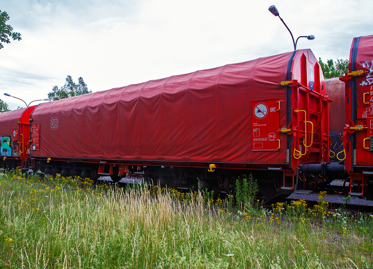 Drehgestellflachwagen mit sechs Radstzen, verschiebbarem Planenverdeck und Lademulden fr Coiltransporte, der DB Cargo, eingestellt als 31 80 4876 788-9 D-DB, der Gattung Sahimms-tu 900.2, abgestellt am 15.04.2020  in Herdorf (KSW - Freien Grunder Eisenbahn).

Die Planen knnen jeweils soweit zusammen geschoben werden, dass zum Be- und Entladen die Ladeflche zu zwei Drittel freigelegt ist. Der Wagen besitzt insgesamt fnf feste Mulden, wobei die beiden ueren Mulden Coils mit einem Gewicht von maximal 25 t und einem maximalen Durchmesser von 2.250 mm, die mittleren drei Mulden Coils mit maximal 45 t Gewicht bei einem maximalen Durchmesser von 2.700 mm aufnehmen knnen.

TECHNISCHE DATEN:
Gattung: Sahimms-tu 900.2
Spurweite: 1.435 mm
Achsenanzahl: 6 (in 2 Drehgestelle)
Lnge ber Puffer: 15.000 mm
Drehzapfenabstand: 8.000 mm
Achsabstand im Drehgestell: 3.400 mm (2 x 1.700 mm)
Laufraddurchmesser: 920 mm (neu)
Eigengewicht:  32.300 kg
Hchstgeschwindigkeit: 100  km/h (beladen) / 120 km/h (leer)
Maximales Ladegewichte: 87,5 t (Streckenklasse CE)
Maximale Tragfhigkeit: 99,5 t
Kleinster bef. Gleisbogenradius: 75 m
Bauart der Bremse: KE-GP (IP 116)
Intern. Verwendungsfhigkeit: RIV
Hersteller der Plane: Schleswiger Tauwerkfabrik Oellerking GmbH & Co. KG
