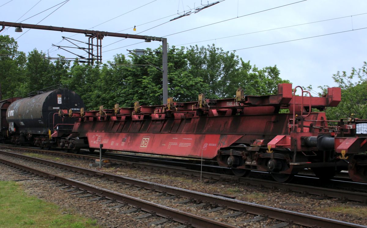 Drehgestellflachwagen mit vier Radsätzen für den Transport von Blechtafeln.
Der Slps-u 725 ist ein Schräglader und besonders für den Transport von Großblechen bis zu einer Breite von 5,50 m geeignet. Durch die Schrägstellung der Ladegerüste können Bleche bis zu 3.970 mm ohne Lademaßüberschreitung befördert werden.
Hier zu sehen der Söps-u 725 registriert unter 3180 4726 092-8. Padborg/DK 01.06.2019