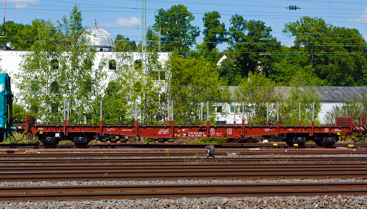 Drehgestellflachwagen mit vier Radstzen, mit Stirnwandklappen und mit Rungen, 31 56 3946 329-0 RIV SK-ZSSKC der Gattung Res von der ZSSK CARGO (elezničn spoločnosť Cargo Slovakia, a.s.; zu Deutsch Eisenbahngesellschaft Cargo Slovakia AG), am 16.05.2014 in Betzdorf/Sieg.


Technische Daten:
Achsanzahl: 4
Lnge ber Puffer: 20.040 mm
Drehzapfenabstand: 14.600 mm
Achsabstand im Drehgestell: 1.800 mm
Ladelnge: 18.630 mm
Ladeflche: 51,9 m
Hchstgeschwindigkeit: 120 km/h (leer) / 100 km/h (beladen)
Maximales Ladegewicht: 56 t 
Eigengewicht: 24.100 kg
Kleinster bef. Gleisbogenradius: 75 m