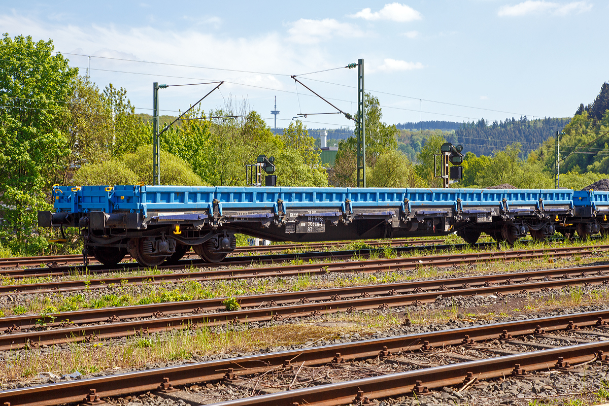 Drehgestellflachwagen mit vier Radstzen, mit Seiten- und Stirnwandklappen und mit Rungen, der Gattung Res, der Vermietungsfirma Wagon Care (mit Hauptsitz in Rotterdam), eingestellt unter RIV 33 88 3939 039-4 B-TRWBE, abgestellt am 10.05.2015 in Siegen-Eintracht. 

Technische Daten:
Spurweite: 1.435 mm
Achsanzahl: 4 (in zwei Drehgestellen)
Ladelnge: 18.500 mm
Ladebreite: 2.650 mm
Ladeflche: 49,0 m2
Lnge ber Puffer: 19.900 mm
Drehzapfenabstand: 14.860 mm
Achsabstand im Drehgestell: 1.800 mm
Hchstgeschwindigkeit: 100 km/h (beladen) 120 km/h (leer)
Maximales Ladegewicht: 58 t
Eigengewicht: 26.400 kg