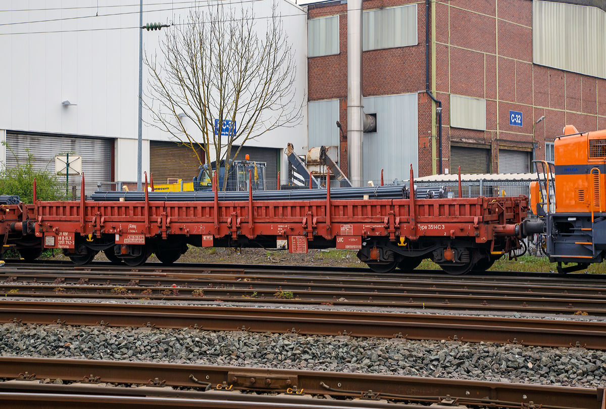 Drehgestellflachwagen mit vier Radstzen, mit Seiten- und Stirnwandklappen und mit Rungen RIV 31 88 3951 792-3 B-BLX, Gattung Remms 669, Type 3514 C3 der B Logistics (Frachtgruppe der SNCB/NMBS), am 14.04.2017 mit Rundstahl aus Edelstahl beladen, im Zugverband in Siegen-Geisweid beim Rangieren.

TECHNISCHE DATEN:
Spurweite: 1.435 mm (Normalspur)
Gattung/Bauart: Remms 669, Type 3514 C3
Anzahl der Achsen: 4 in 2 Drehgestellen
Lnge ber Puffer: 14.040 mm
Drehzapfenabstand: 9.000 mm
Achsabstand in den Drehgestellen: 1.800 mm
Eigengewicht: 18.650 kg
Ladelnge: 12.644 mm
Ladebreite: 2.780 mm
Ladeflche: 36,0 m
Hhe der Ladeflche: 1.235
Maximale Ladegewicht: 60 t (ab Streckenklasse C)
Hchstgeschwindigkeit: 100 km/h 
Kleinster befahrbarer Gleisbogenhalbmesser: 35 m