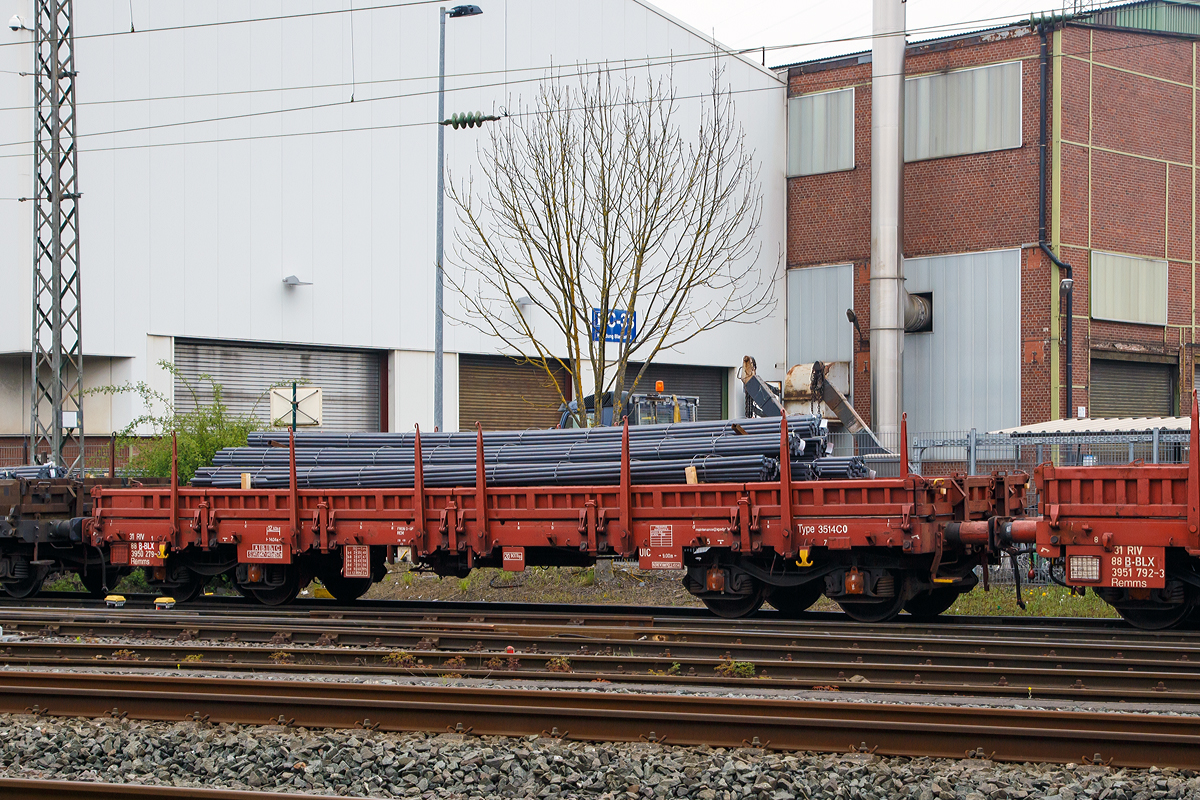 Drehgestellflachwagen mit vier Radstzen, mit Seiten- und Stirnwandklappen und mit Rungen RIV 31 88 3950 279-2 B-BLX, Gattung Remms, Type 3514 C0 der B Logistics (Frachtgruppe der SNCB/NMBS), am 14.04.2017 mit Rundstahl aus Edelstahl beladen, im Zugverband in Siegen-Geisweid beim Rangieren.

TECHNISCHE DATEN:
Spurweite: 1.435 mm (Normalspur)
Gattung/Bauart: Remms, Type 3514 C0
Anzahl der Achsen: 4 in 2 Drehgestellen
Lnge ber Puffer: 14.040 mm
Drehzapfenabstand: 9.000 mm
Achsabstand in den Drehgestellen: 1.800 mm
Eigengewicht: 20.900 kg
Ladelnge: 12.644 mm
Ladebreite: 2.780 mm
Ladeflche: 36,0 m
Maximale Ladegewicht: 57,5 t (ab Streckenklasse C)
Hchstgeschwindigkeit: 100 km/h 
Kleinster befahrbarer Gleisbogenhalbmesser: 35 m