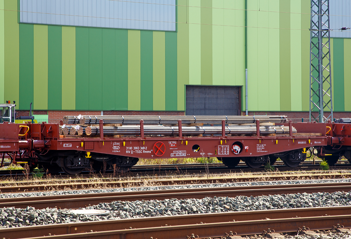 Drehgestellflachwagen mit vier Radstzen, mit Rungen und Stirnwandklappen, 31 80 3963 389-2 D-TSSC, Gattung Rmms 662, der  tschechischen TSS Cargo a.s., beladen mit Rundstahl abgestellt in Siegen-Geisweid am 03.09.2017.

Der Wagen ist fr den Transport von Walzwerkerzeugnissen Straenfahrzeugen einschl. Kettenfahrzeugen, Erzeugnissen der Bauindustrie, usw. geeignet.
Die an den Stirnseiten angeordneten berfahrklappen gestatten abgeklappt das Durchfahren von Gleisbgen mit mindestens 150 m Halbmesser. Die berfahrklappen liegen im abgeklappten Zustand auf 4 Konsolen auf. In senkrechter Stellung werden sie durch je 2 am Kopfstck angeordneten Fallrungen gehalten.
Je Wagenlngsseite sind 6 absenkbare Seitenrungen vorhanden. Der Wagen besitzt Festbindeeinrichtungen am ueren Lngstrger. Der Fuboden besteht aus 70 mm dicken Nadelholzbohlen (zulssige Radlast bis 5t). 


TECHNISCHE DATEN:
Spurweite: 1.435 mm (Normalspur)
Gattung/Bauart: Rmms 662
Erstes Baujahr: 1983
Anzahl der Achsen: 4 in 2 Drehgestellen
Lnge ber Puffer: 12.540 mm
Drehzapfenabstand: 7.500 mm
Achsabstand im Drehgestell: 1.800 mm
Gesamter Radsatzstand:  9.300 mm
Ladelnge: 11.100 mm
Ladebreite:  2.850 mm (zw. d. Rungen) / 3.150 mm (ohne Rungen)
Ladeflche:  35,5 m
Wagenhhe: 1.770 mm
Rungenhhe:  575 mm
Fubodenhhe ber SO: 1.250 mm
Hchstgeschwindigkeit: 100 km/h (lauftechnische Eignung fr 120 km/h auf bestimmten Strecken der DB unter Nutzung der in den Streckenklassen angegebenen Lastgrenzen.
Eigengewicht: 19.320 kg
Maximale Ladegewicht: 60,5 t (ab Streckenklasse C)
Maximale Achslast: 20 t
Laufraddurchmesser (neu):  920 mm
Kleinster bef. Gleisbogenradius:  75 m
Bauart der Bremse: KE-GP
Handbremse:  Fbr (wirkt auf beide Drehgestelle)
Art der Lastabbremsung: zweistufig, mechanisch
Austauschverfahren: 31
Intern. Verwendungsfhigkeit:  RIV