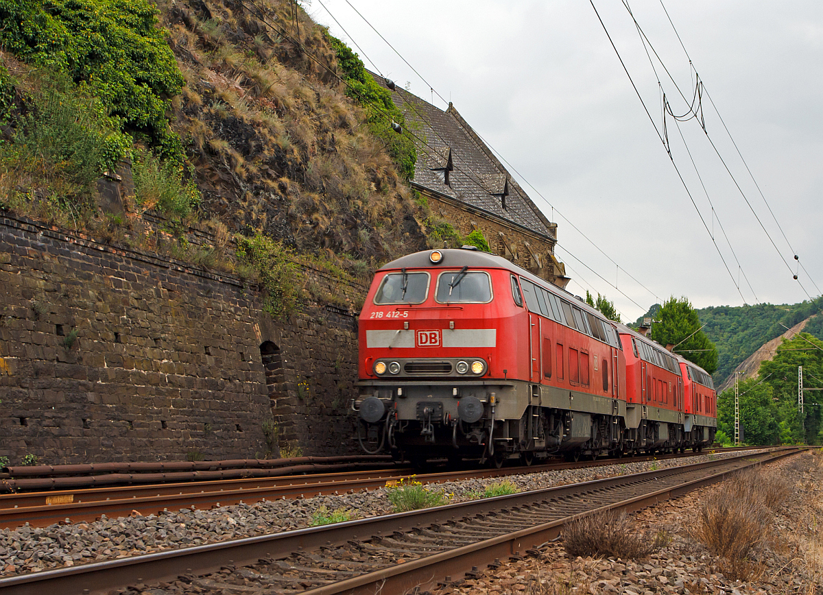 
Drei 218rer der DB Regio (218 412-5, 218 xxx und 218 414-1) fahren am 20.06.2014 als Lokzug bei Kobern-Gondorf auf der Moselstrecke (KBS 690) in Richtung Trier. 