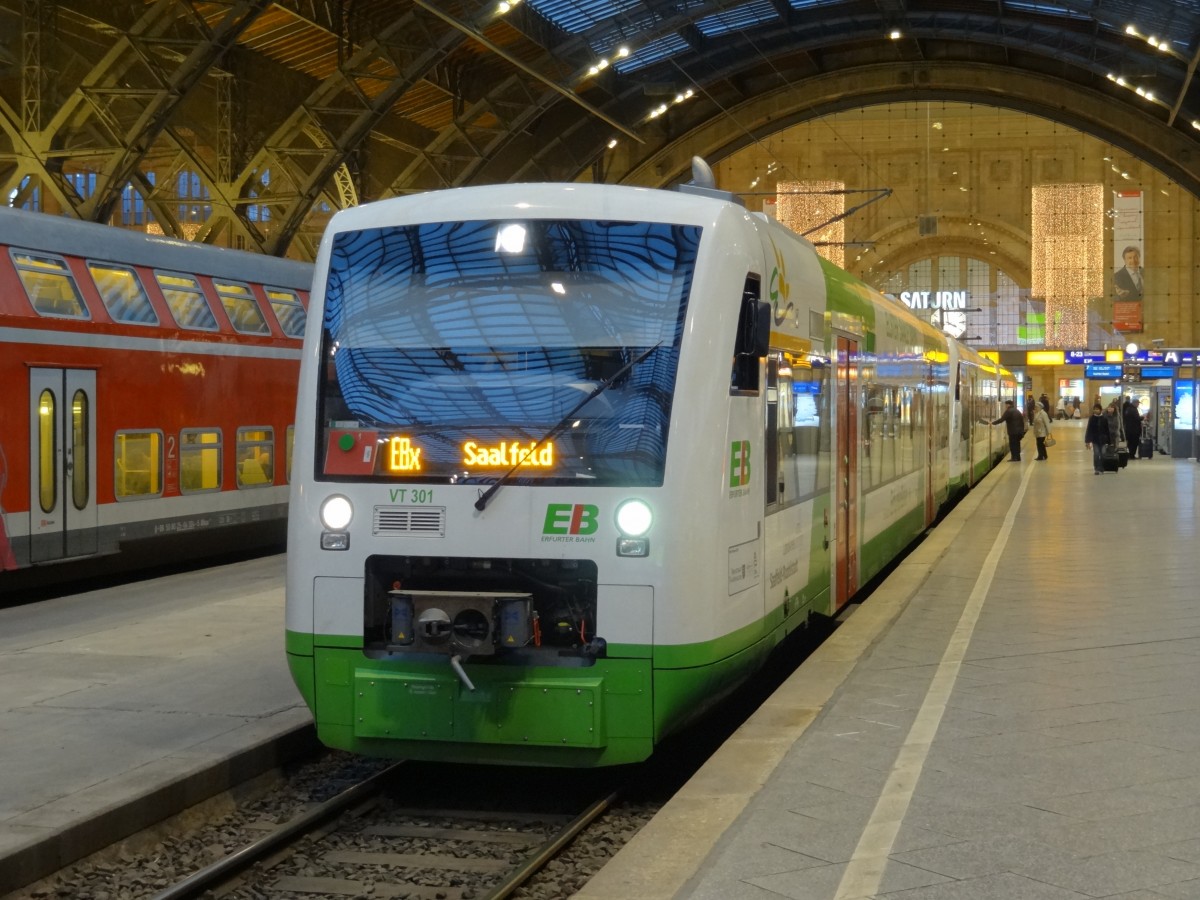 Drei 650er warten als EBx nach Saalfeld, in Leipzig Hbf auf Ausfahrt.
Aufgenommen im Dezember 2013.