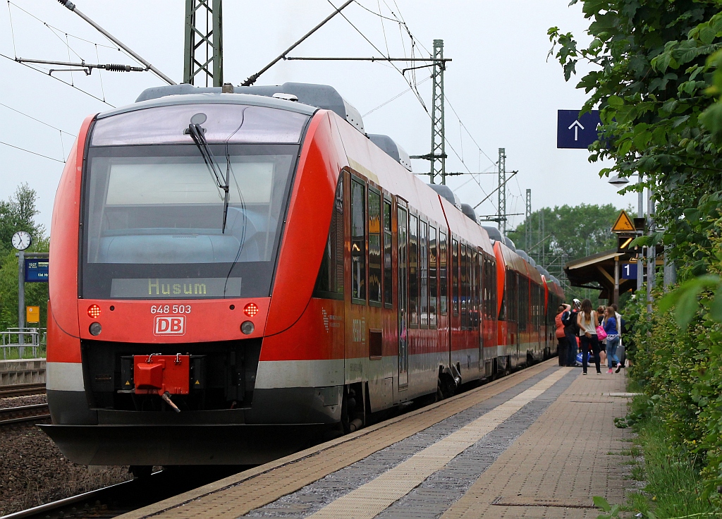 Drei der ältesten Lint 41 im aktiven Dienst bei der RBSH/nah.sh, 648 003 004 und 005 als Dreifachtraktion auf dem Weg nach Husum hier beim Halt in Schlewig. 22.06.2013