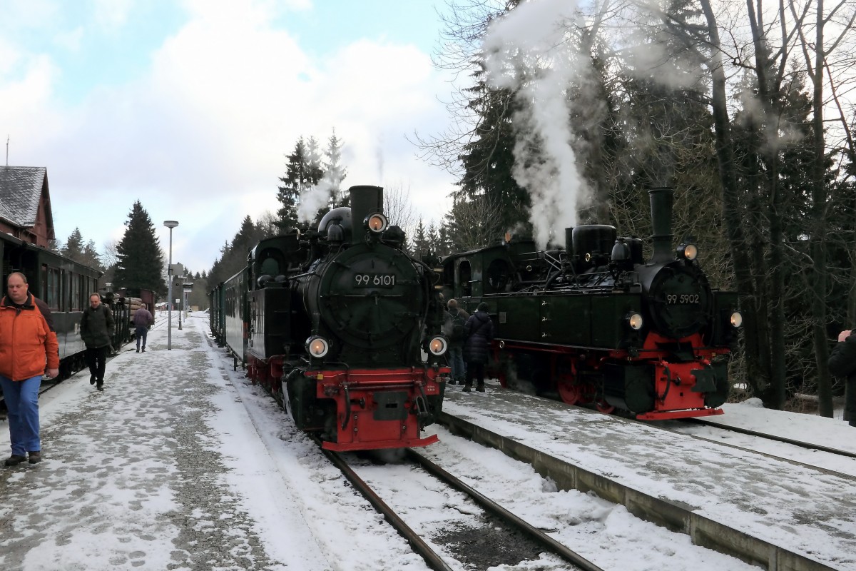 Drei Annen Hohne am 19. Februar 2012. 99 6101 und 99 5902 stehen zur weiterfahrt bereit. 