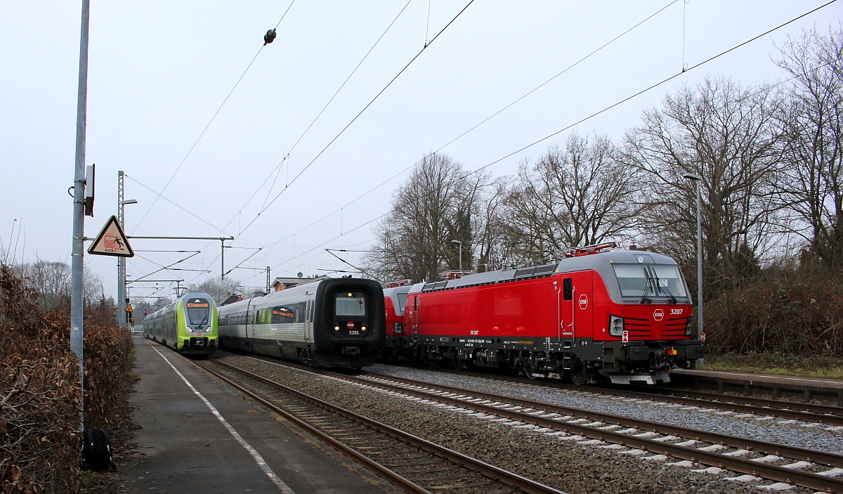 Drei auf einen Streich....NAH.SH/DB Twindexx 445 028, DSB IC3 MFA/FF/MFB 50/54/5281 und rechts der nagelneue DSB Vectron EB 3207. Owschlag 24.01.2021