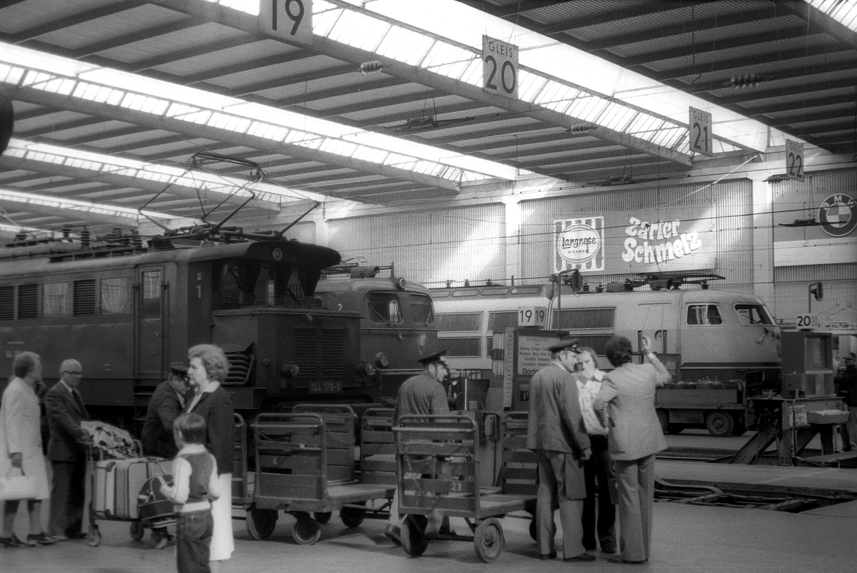 Drei der  Großen  der DB Geschichte v l n r: E 44 179 E 41 xxx und eine 103 am 30.04.1978 im Münchner Hauptbahnhof (Scan)