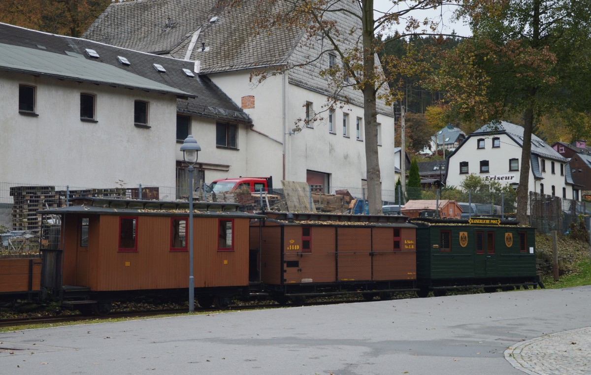 Drei K�niglich.S�chsische.Staatseisenbahnwagen am 23.10.2015 in Rittersgr�n. v.l.n.r. Der  Pockauer , K1449 und K 1700.