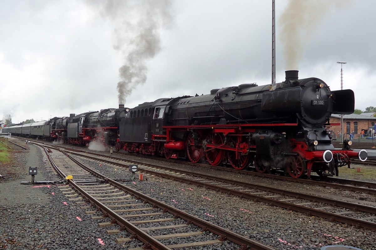 Drei Pazifiks, 01 150 am Spitze, verlässen mit der letzte Dampfpendelzug über die Schiefe Ebene Neuenmarkt-Wirsberg am 21 September 2014 und beenden damit das Spektakelfest  90 jahre Baureihe 01 .