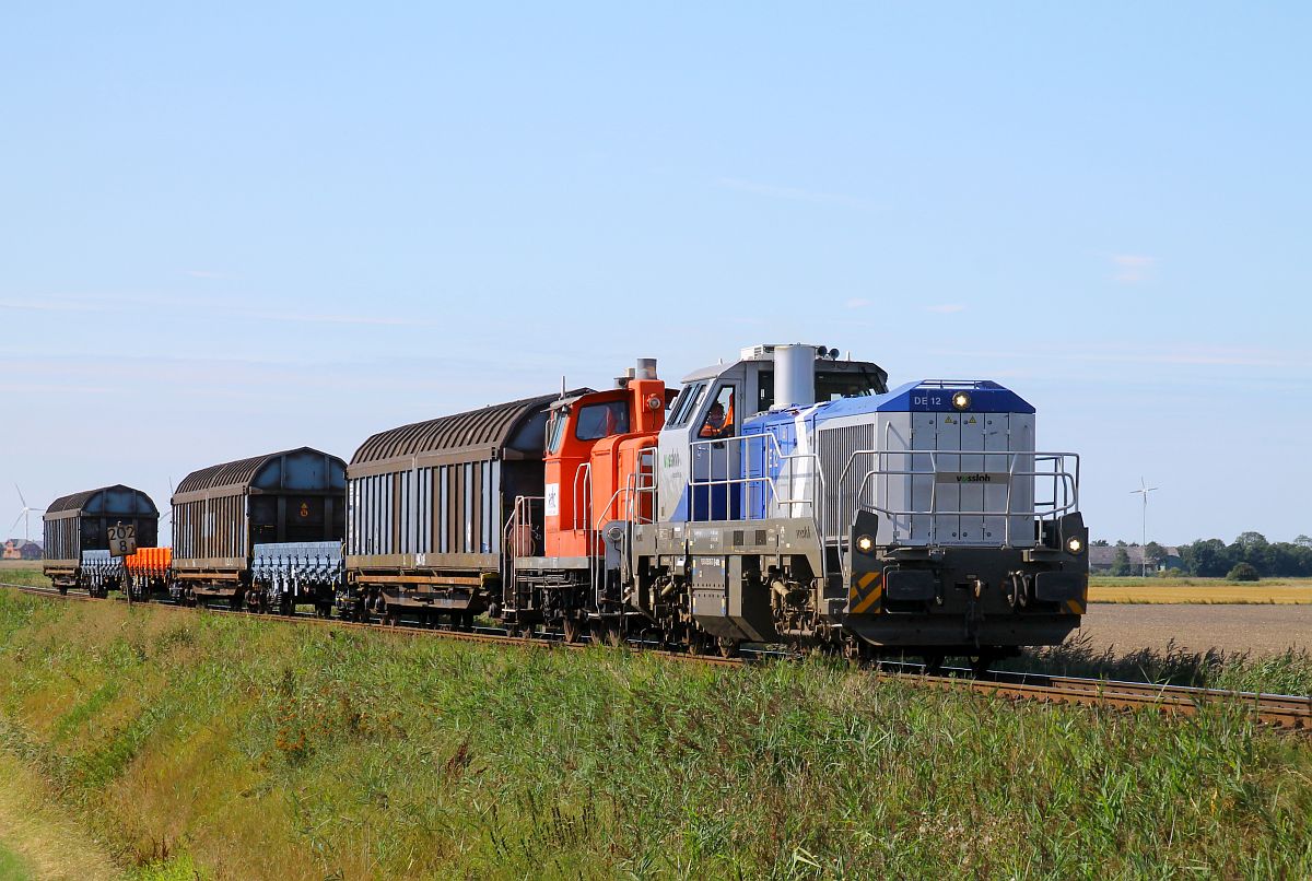 Drei Stunden später ist die Vossloh DE 12 4125 005 wieder vor dem Güterzug Westerland - Niebüll zu sehen, dieses Mal mit der RDC V 60 180 im Schlepp, Bü Triangel 19.08.2022