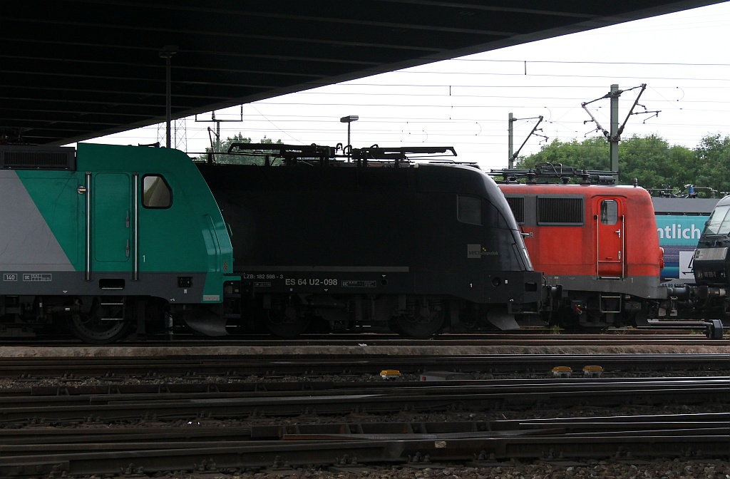 Drei verschiedene Loks drei verschiedene Geschichten...185 633, 182 598 und 139 285 abgestellt im Schutze der  blauen Brücke  in HH Waltershof(von einem Parkplatz aus aufgenommen). 14.07.2013