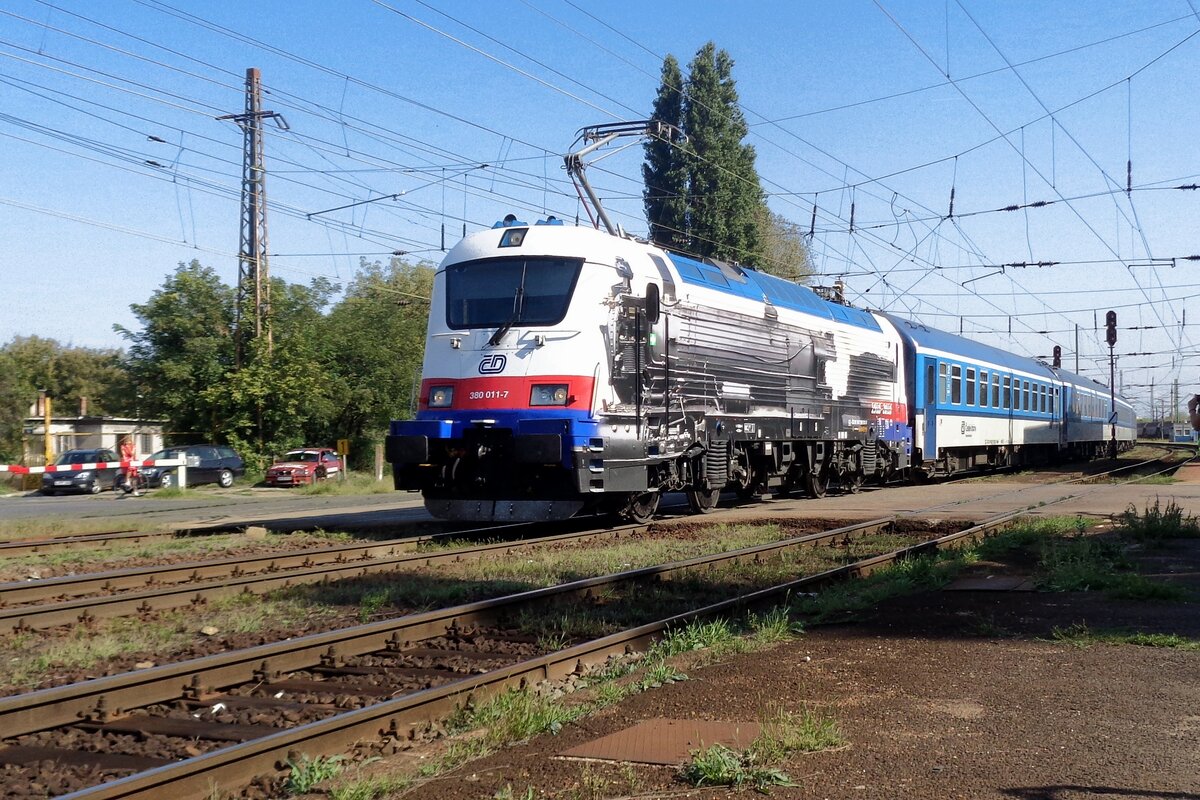 Dreiphasendampf? Am 8 September 2018 dönnert CD 380 011 mit EuroCity METROPOLITAN aus Praha und Bratislava durch rakosrendeszö und ist nür wenige Kilometer entfernt von deren Zielbahnhof Budapest-Nyugati pu. Dreiphasendampf? Am 8 September 2018 dönnert CD 380 011 mit EuroCity METROPOLITAN aus Praha und Bratislava durch rakosrendeszö und ist nür wenige Kilometer entfernt von deren Zielbahnhof Budapest-Nyugati pu.