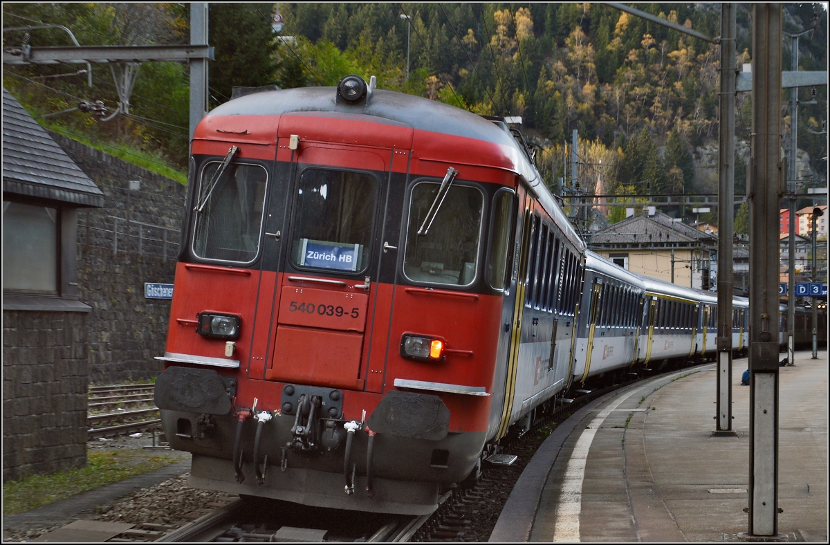 Drittletzter Planeinsatz von RBe 540 bei der SBB. 

Die Stunde der Rckkehr nach Zrich wartet. Der Zug mit RBe 540 039-5 und 034-6 wird in Gschenen bereitgestellt. Oktober 2014