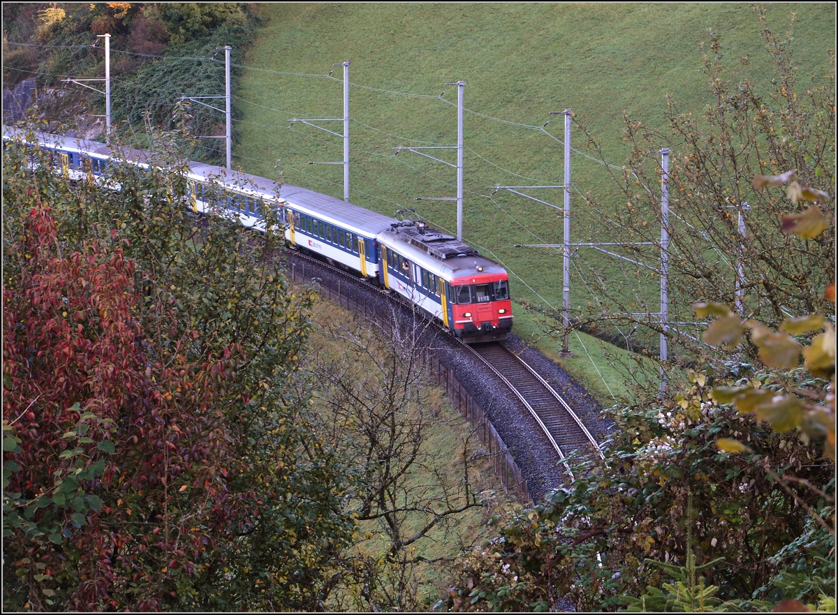 Drittletzter Planeinsatz von RBe 540 bei der SBB. 

Dieser Zug mit RBe 540 039-5 an der Spitze bringt die Bergwanderer nach Göschenen. Hier am Zuger See bei Walchwil. Oktober 2014.