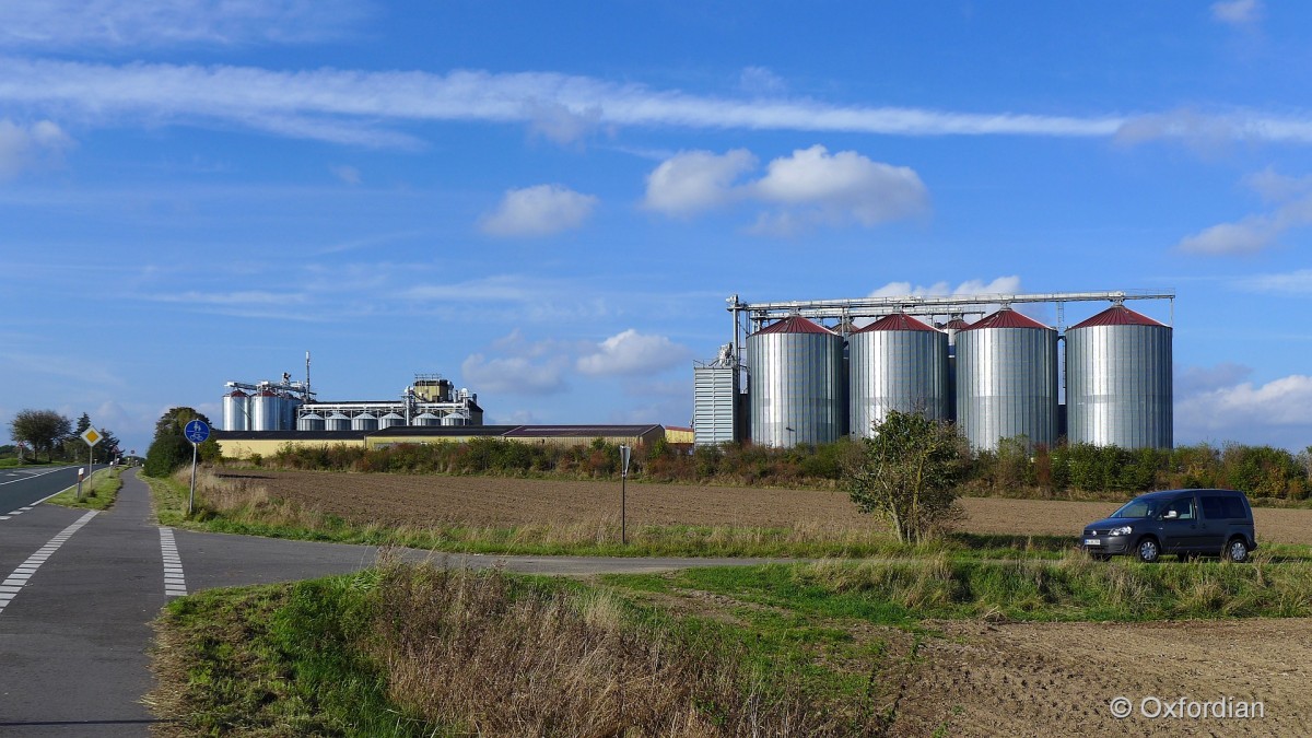 Drögennindorf, agrarwirtschaftliche Silos. 