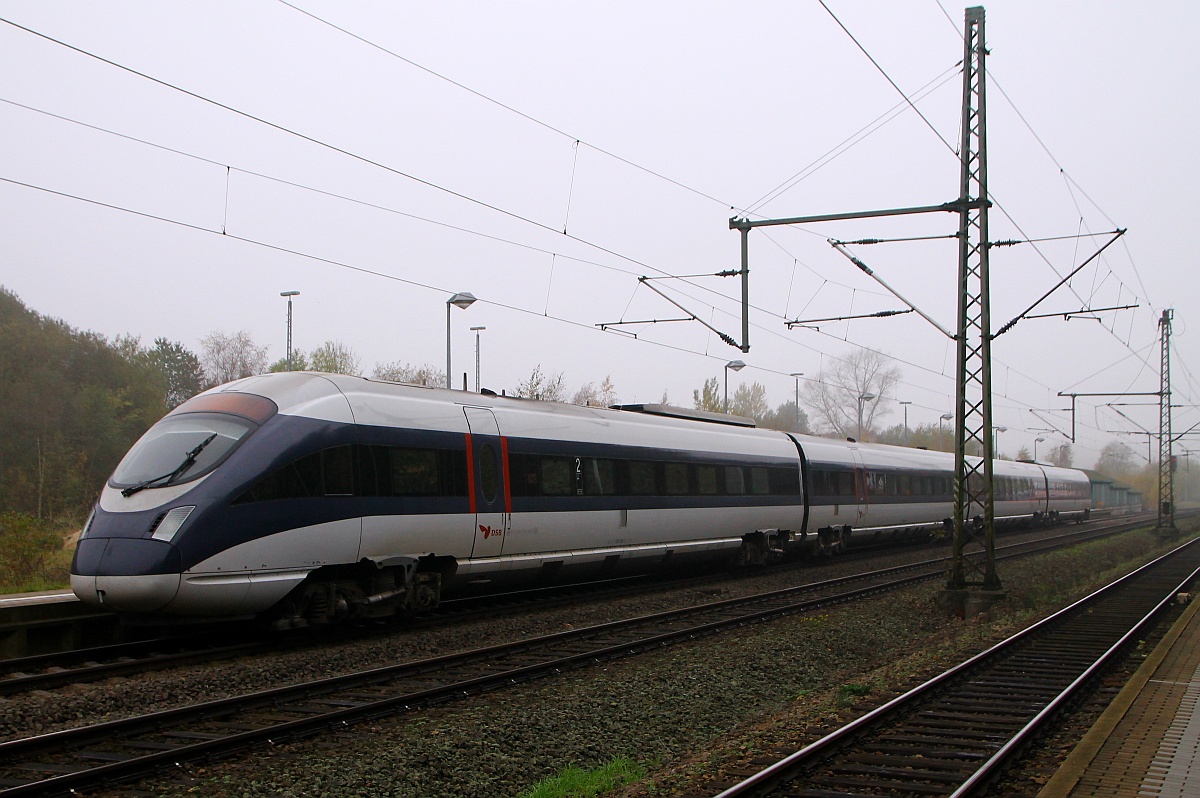 DSB 0605 006/106/206/506 Tz 5506 als ICE 381 nach Berlin hier festgehalten bei seinem Halt im Bhf Schleswig. 31.10.2014