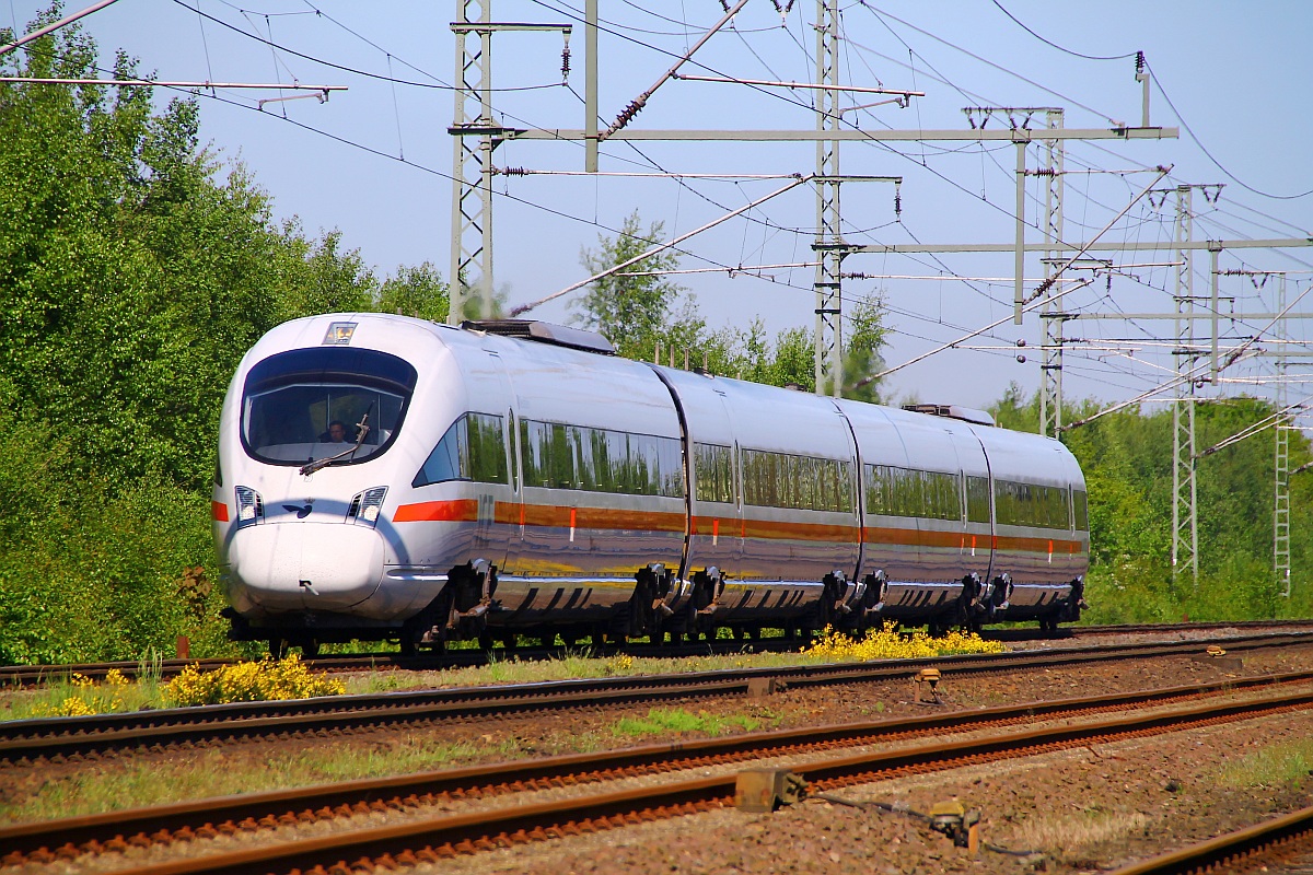 DSB in Cooperation with DB ICE-(T)D 0605 020/120/220/520 Tz 5520  Rendsburg  als ICE 381 nach Berlin brummt hier gemütlich durch Jübek. 17.05.2014