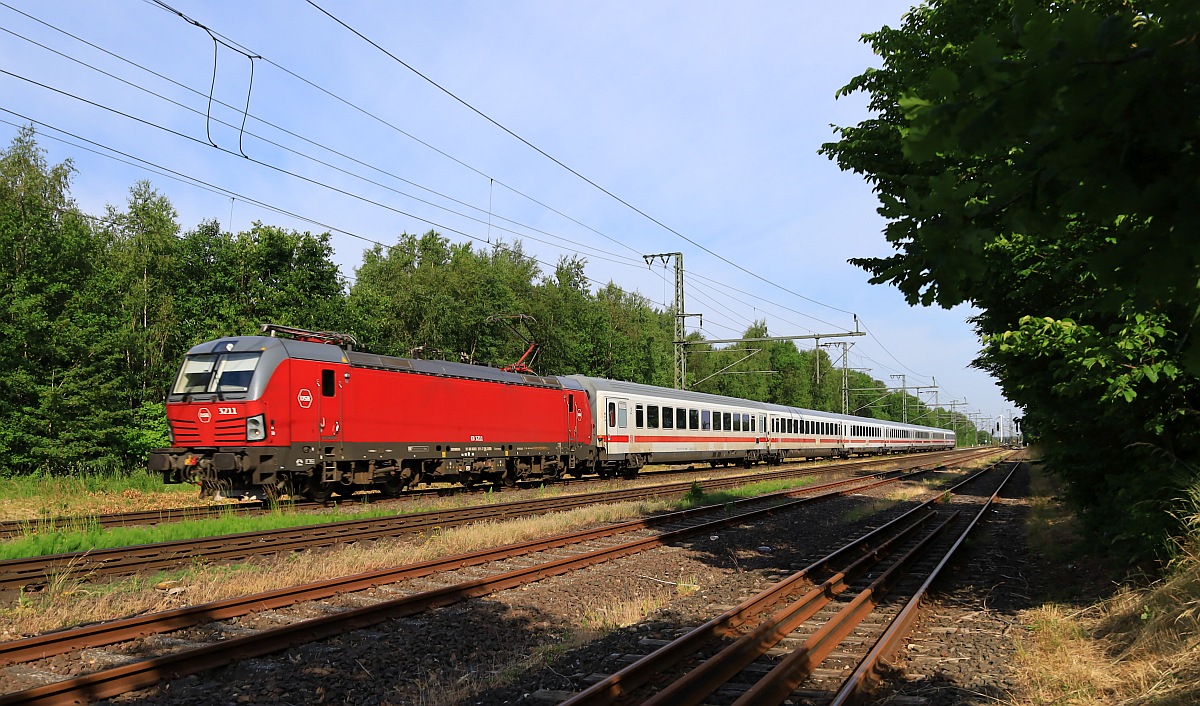 DSB EB 3211-7 mit dem IC 1191 und zarten +40min festgehalten bei der Durchfahrt in Jübek. 18.06.2023