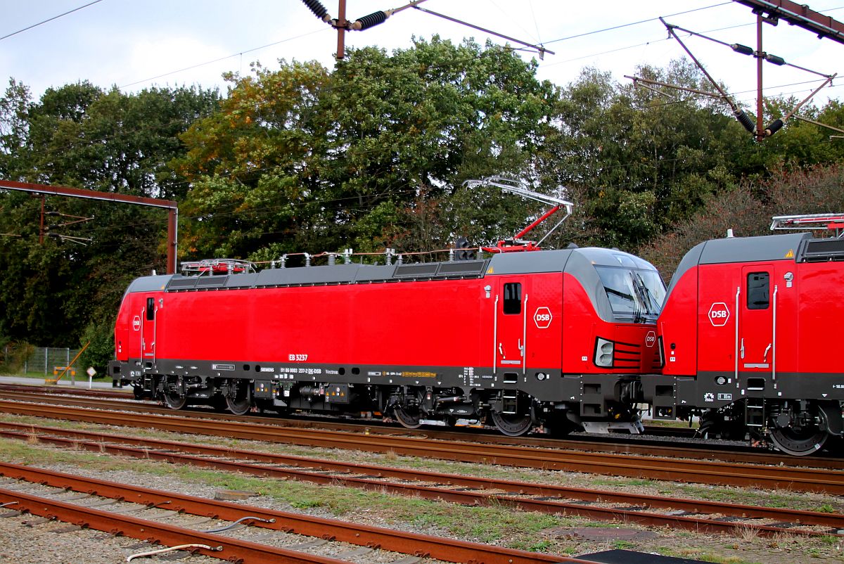 DSB EB 3237 rangiert DSB EB 3238 + SIEAG 193 965 in die Nordabstellung Pattburg 04.10.2021