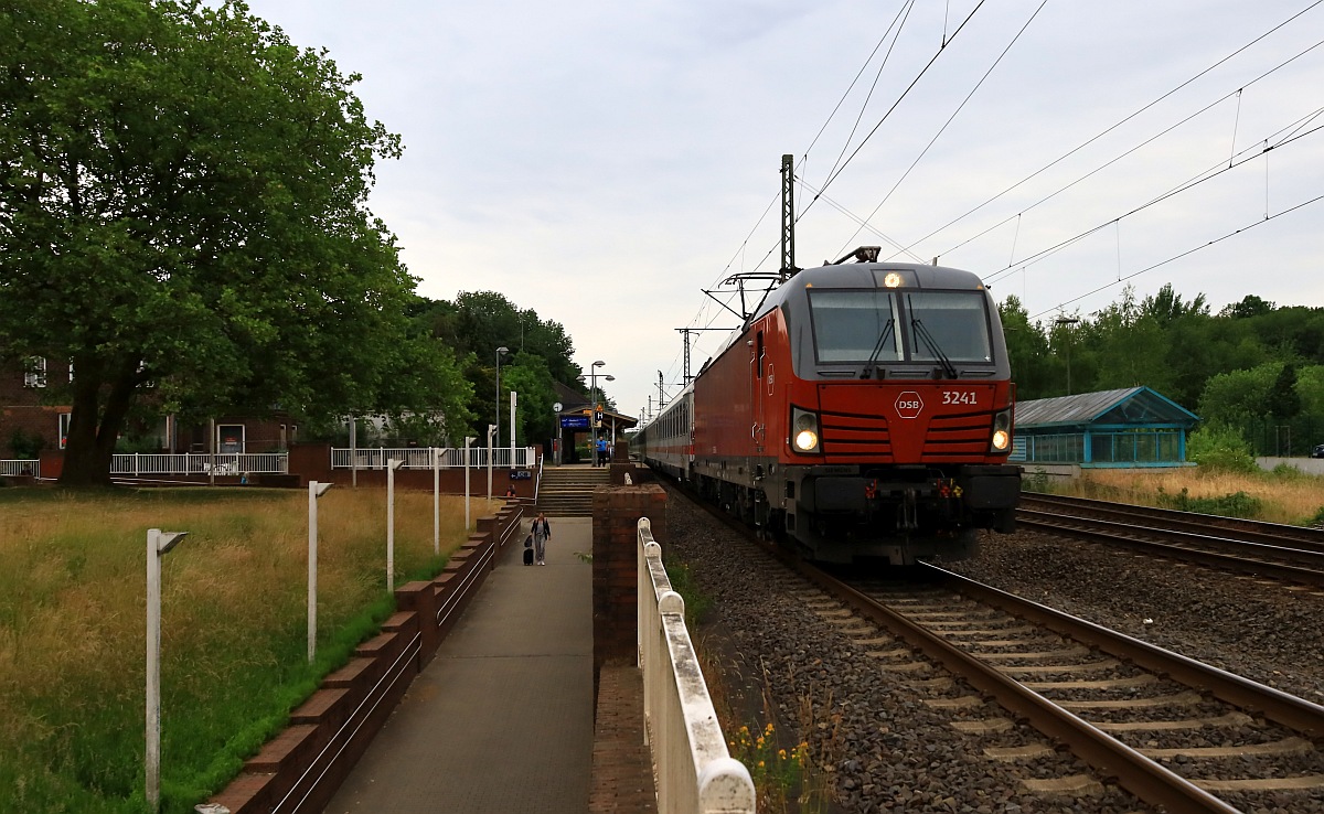 DSB EB 3241 mit dem IC 1198 nach Kopenhagen verlässt hier Schleswig gen Norden. 19.06.2023