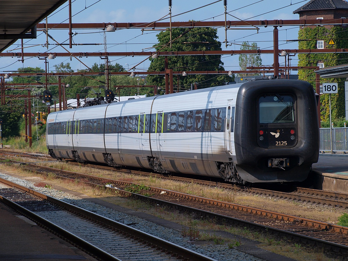 DSB ER 20/2125 kam aus Richtung Kopenhagen nach Fredericia gefahren und verlässt hier den Bahnhof Richtung Abstellgruppe. 23.06.10