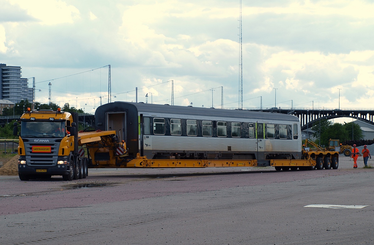 DSB Hjælpevogn Nr.2 war ein ebenfalls von der Firma Scania gebauter LKW Modell R 620 der hier bereits beladen mit einem Teil des MR/MRD Triebwagens 40/4272 auf seine Abfahrt wartet. Aarhus 21.06.2010(üaVinG)