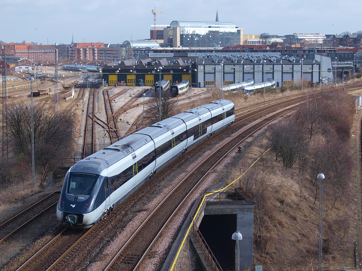 DSB IC 4 MG 56/5804 kam aus Aalborg und hat hier Einfahrt nach Aarhus. 23.03.2010