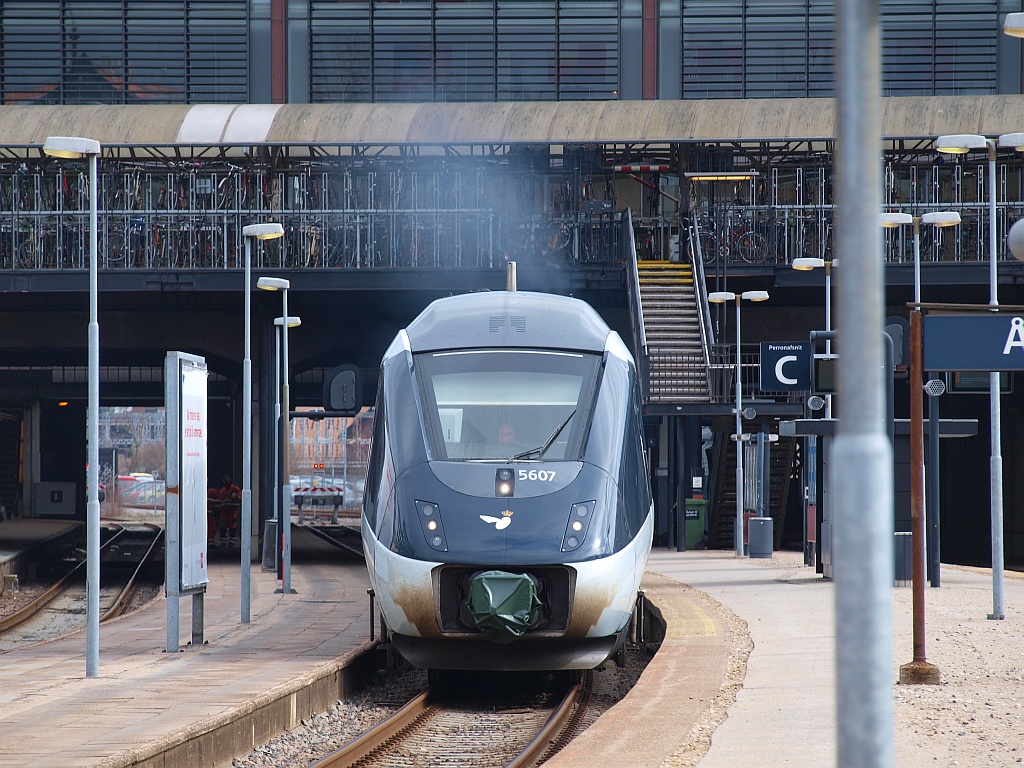 DSB IC 4 MG 56/5807 verlässt hier Aarhus Richtung Fredericia. 23.03.2010