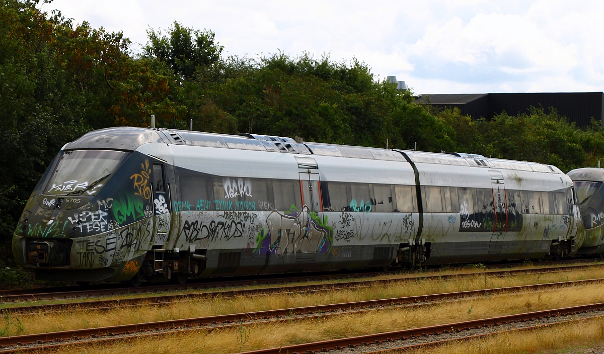 DSB IC2 57/6705 mit entsprechender Patina und den üblichen Zeichnungen versehen kurz vor seiner letzten Fahrt in DK....ausgeliefert 2012, im Dienst 2012-2014, ausrangiert 2016 in Tinglev seit 2019. 