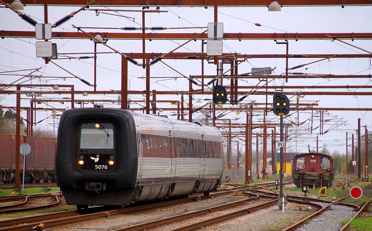 DSB IC3 MFA/FF/MFB 50/54/5276  Thomas Mann  hat hier Einfahrt in Padborg/DK, der Zug kam aus Fredericia. 09.04.2014