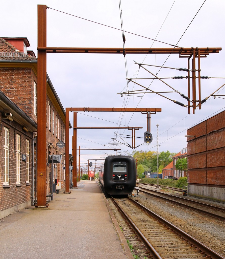 DSB IC3 MFA/FF/MFB 50/54/5278 als  Lyntog  nach Fredericia steht abfahrbereit im Bhf Padborg. 04.05.2014