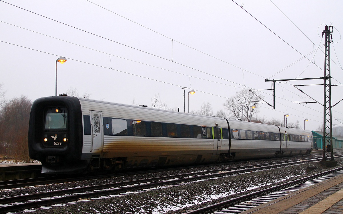 DSB IC3 MFA/FF/MFB 50/54/5279 als Ersatz IC 2901 nach Berlin beim Halt in Schleswig. 08.12.0213