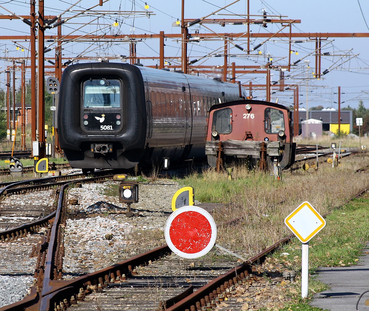 DSB IC3 MFA/FF/MFB 50/54/5281 als Lyntog(Blitzzug)verlässt hier Padborg Richtung Fredericia am 03.10.2013