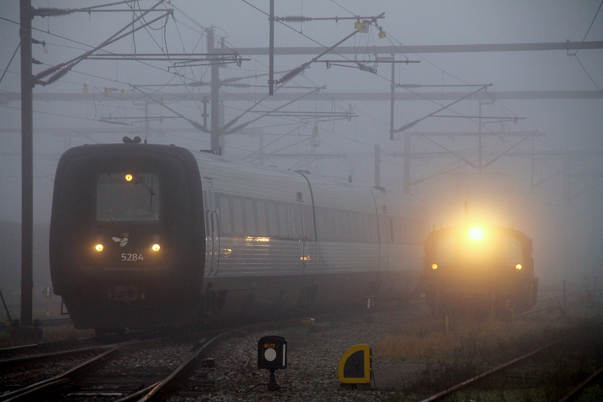 DSB IC3 MFA/FF/MFB 50/54/5284 hat Einfahrt in Padborg und die von DB Schenker genutzte Köf 276 läuft sich gerade warm....Padborg 12.12.2013